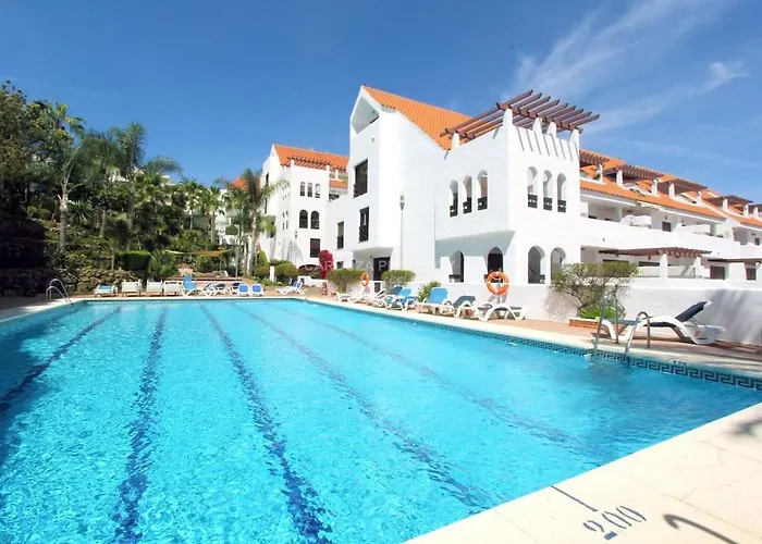 Apartment La Buena Vida Duplex: Stylish Retreat With Pool Access Near Puerto Banus *