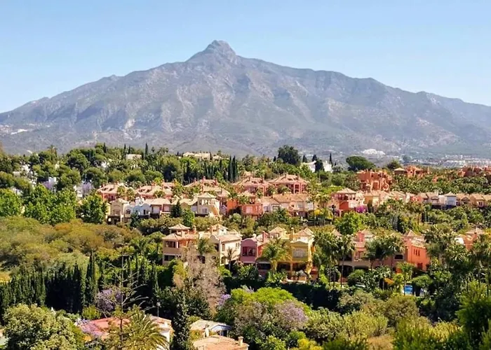 La Buena Vida Duplex: Stylish Retreat With Pool Access Near Puerto Banus *