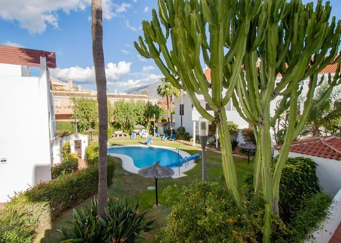 La Buena Vida Duplex: Stylish Retreat With Pool Access Near Puerto Banus *