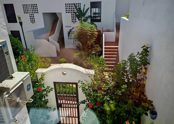La Buena Vida Duplex: Stylish Retreat With Pool Access Near Puerto Banus *