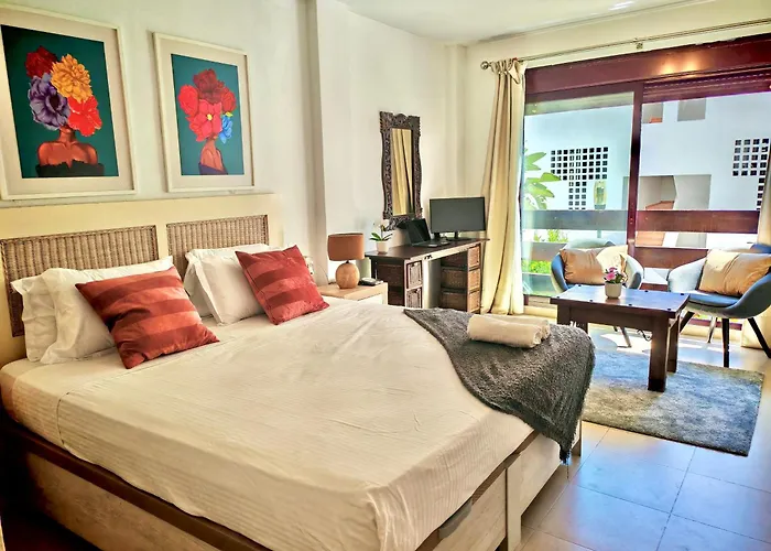 La Buena Vida Duplex: Stylish Retreat With Pool Access Near Puerto Banus
