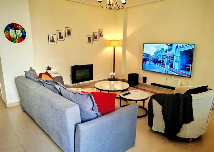 La Buena Vida Duplex: Stylish Retreat With Pool Access Near Puerto Banus *