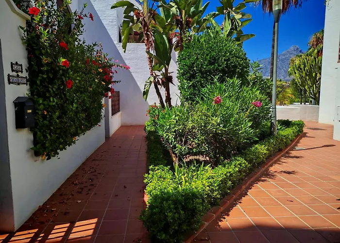 La Buena Vida Duplex: Stylish Retreat With Pool Access Near Puerto Banus *